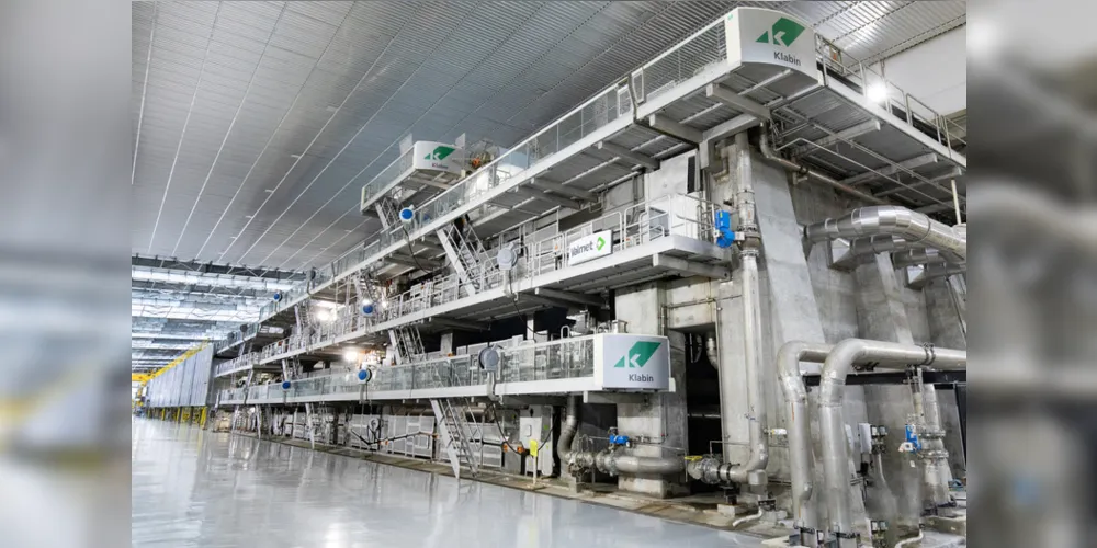Nova máquina possui 300 metros de extensão e tem capacidade para produzir 460 mil toneladas anuais