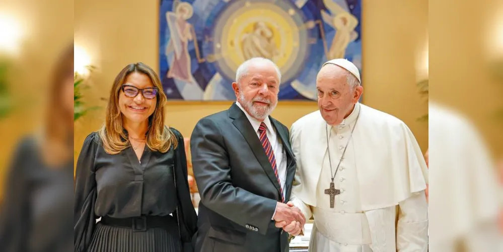 Presidente Lula e a primeira-dama Janja com papa Francisco, no Vaticano