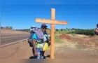 Peregrino segue a pé carregando cruz até o Santuário de Santa Rita