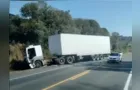 Batida frontal entre caminhão e carro mata três pessoas