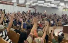 Professores de cinco universidades do PR aprovam greve a partir de segunda