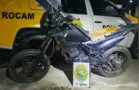 Motociclista e garupa são detidos com arma branca em moto sem placa