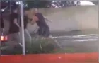 Policial agride alunos após bola cair dentro de residência em Curitiba