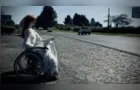 Noiva 'assombra' motoristas na rodovia entre PG e Palmeira