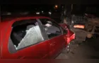 Motorista bate em caminhão parado e trio fica ferido em PG