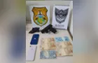 Homem é preso com drogas e simulacro de arma no Cará-Cará