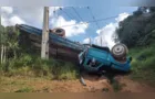 Caminhão dispara, tomba e fica com os rodados para o ar