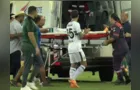 Jogador do Coritiba desmaia em campo e deixa estádio de ambulância