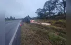 Acidente entre dois caminhões deixa motorista ferido em Piraí do Sul