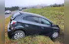 Carro bate em canaleta e família fica ferida na PR-151