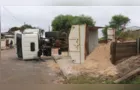 Caminhão tomba enquanto descarregava areia em bairro de PG