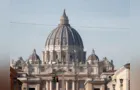 Homem fica nu em altar de igreja no Vaticano em protesto contra guerra