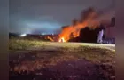 Caminhão tomba, pega fogo e interdita a rodovia BR-376