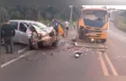 Micro-ônibus e carro batem, deixam feridos e fecham o Contorno Leste