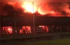 Vídeo: incêndio de grandes proporções atinge empresa em SC