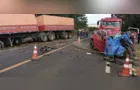Carro bate de frente contra carreta e deixa dois mortos