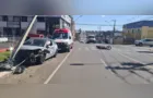 Carro colide com moto e poste em acidente no bairro Nova Rússia