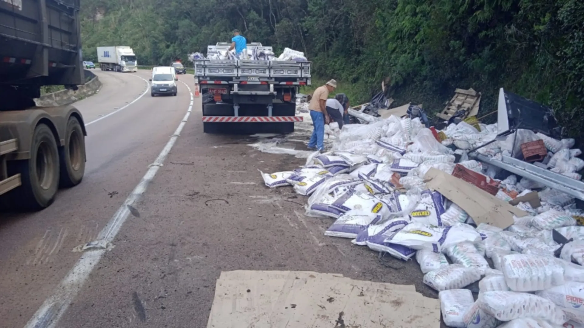 Caminhão sai da pista na BR-277, tomba e motorista morre em acidente, no PR  