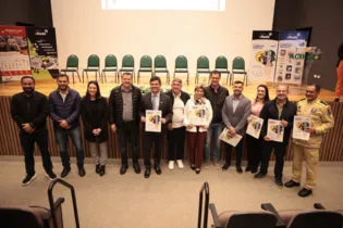 Diversas lideranças paranaenses participaram do lançamento do livro-anuário, que ocorreu nesta sexta no salão da Acipg