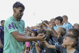 Crianças da base do Espanyol fizeram a festa após o treino da Seleção; Lucas Paquetá curtiu a visita