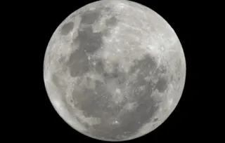 'Lua de Morango' é vista no céu de Curitiba neste domingo