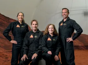Quatro voluntários participam de simulação de viver em Marte, por um ano