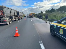 PRF trabalha para retirar um caminhão tombado às margens da rodovia