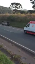 Carro teria capotado após colidir contra anteparo na rodovia