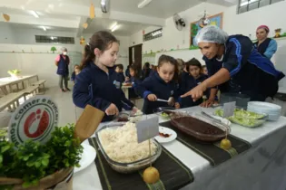 Em Ponta Grossa, projeto ‘Vamos Comer e Brincar’, da Educação Infantil, utiliza jogos, brincadeiras e estratégias inovadoras para introduzir hábitos alimentares saudáveis por meio da alimentação escolar