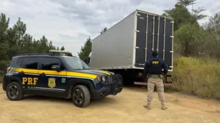 Após denúncia, caminhão foi encontrado por uma equipe da PRF, abandonado e sem placas