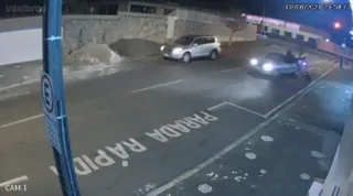 O motorista atropelou o ciclista e fugiu sem prestar socorro.