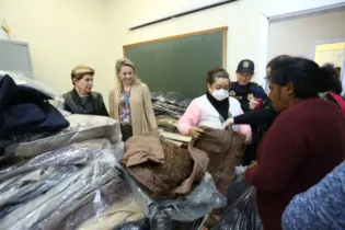 Ação nos CRAS entrega 6.900 jaquetas doadas pela Receita Federal