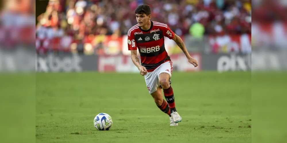 Ayrton Lucas (foto) de voltar ao time titular do Flamengo