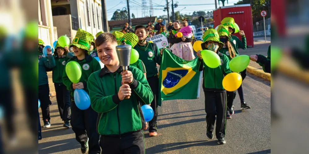 No desfile o tema principal é a comemoração dos 200 Anos de Jaguariaíva