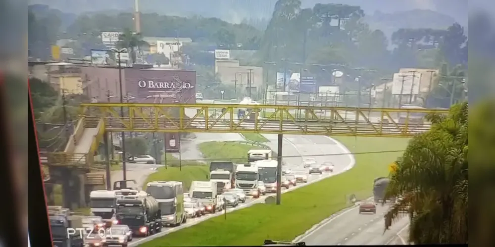 O acidente aconteceu no km 129 e, segundo informações, a fila de carros já está no km 108, em Campo Largo, na Região Metropolitana de Curitiba