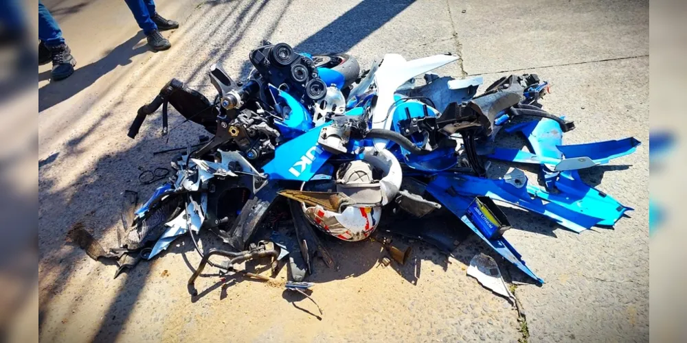 Motocicleta ficou completamente destruída após o grave acidente