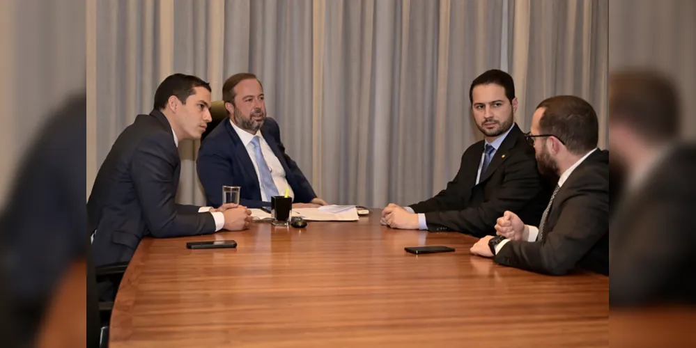 Ministro de Minas e Energia, Alexandre Silveira, e deputado Paulo Litro (PSD) durante reunião para debater sobre o apagão que atingiu o país nessa semana.