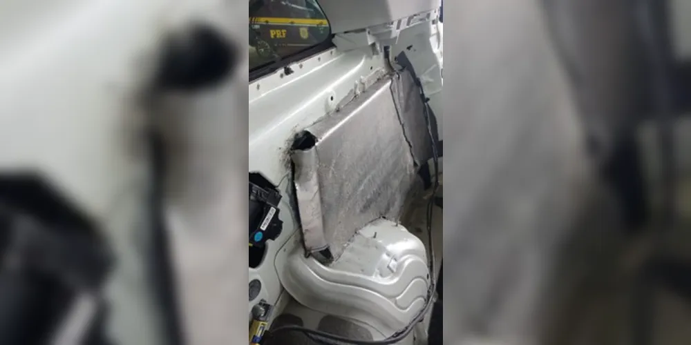 Compartimento oculto no porta-malas do veículo servia de esconderijo para a cocaína