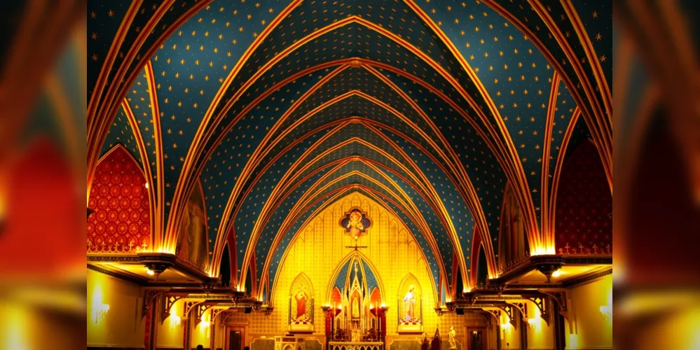 Parte interna da Capela São Paulo Apóstolo, em Ponta Grossa