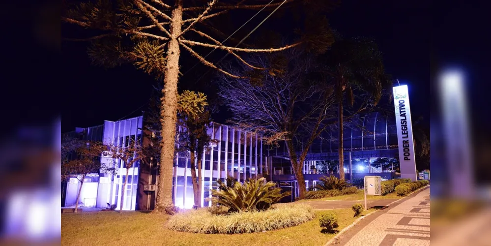Câmara de Ponta Grossa está com iluminação temática da campanha "Agosto Lilás"