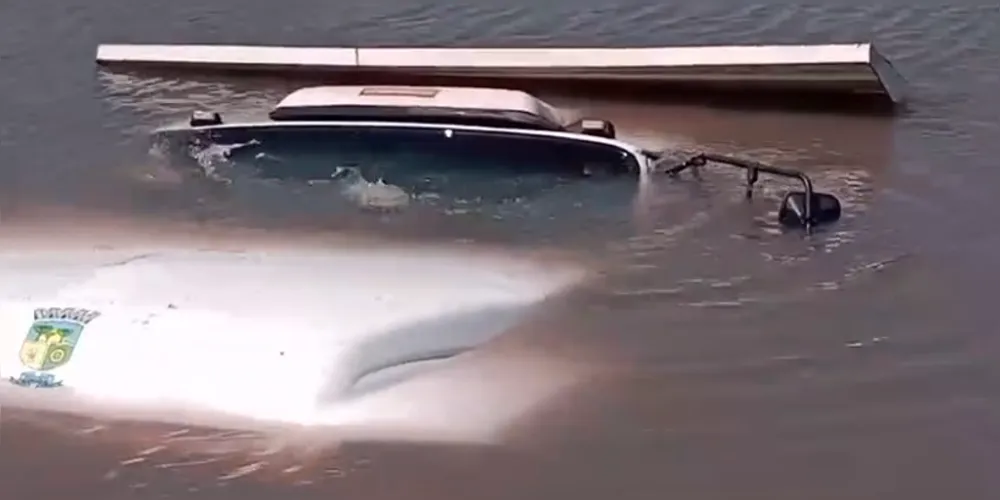Veículo ficou praticamente submerso ao cair no lago