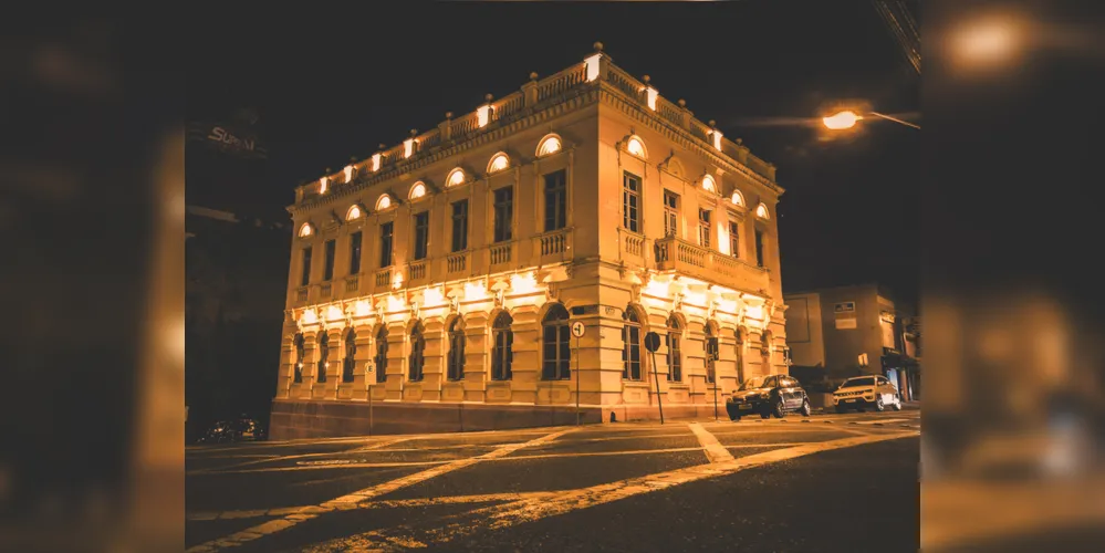 Centro de Cultura de Ponta Grossa visto à noite