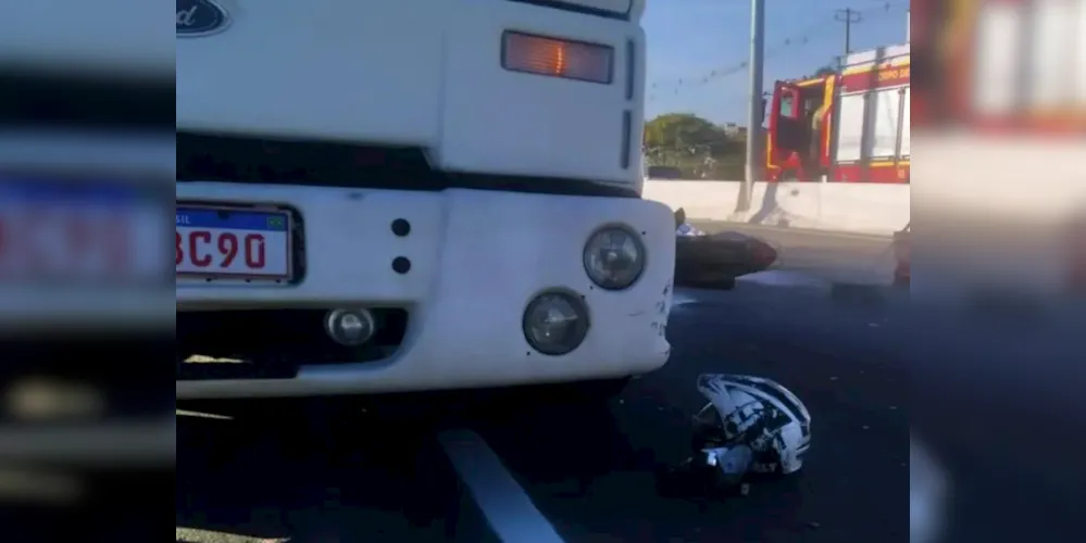Estudante de 24 anos morre após bater moto em caminhão em rodovia