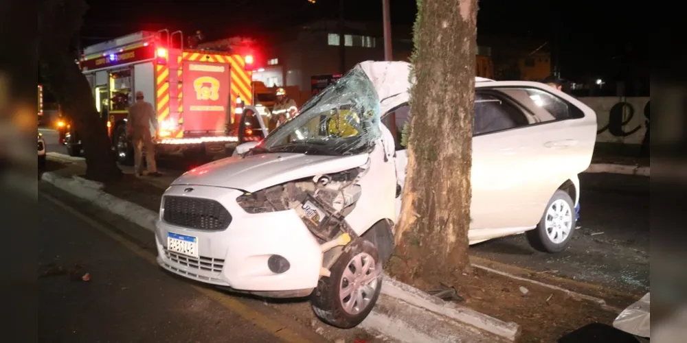 A colisão aconteceu por volta das 03h, na avenida Visconde de Mauá, em Oficinas, próximo da agência dos Correios, em Ponta Grossa