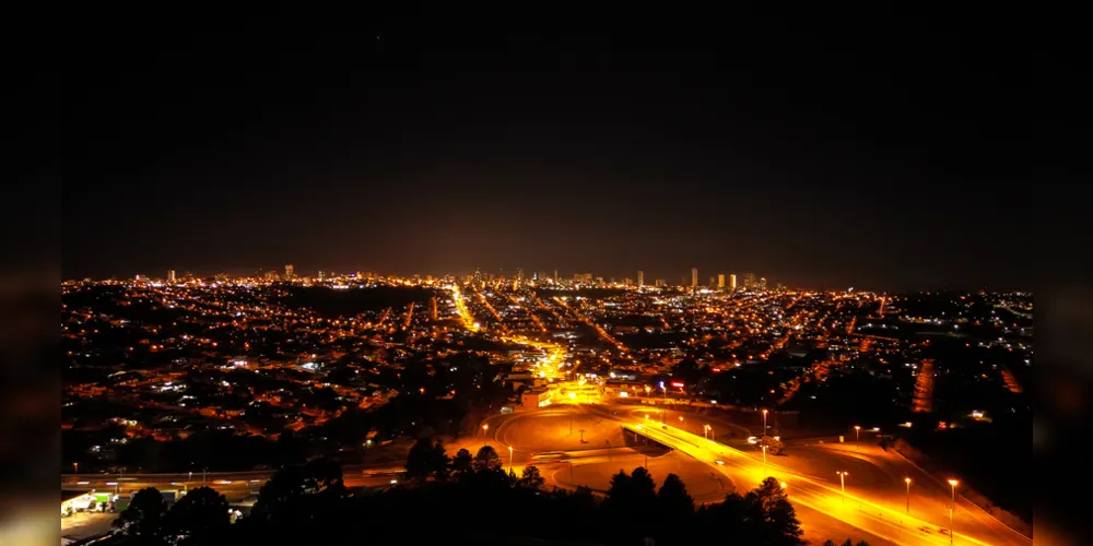 Imagem aérea de Ponta Grossa durante o período noturno