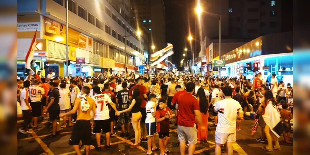 Torcedores ocuparam a avenida Doutor Vicente Machado