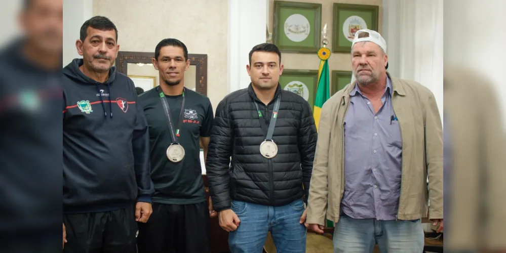 O prefeito Artur Butina recebeu os dois atletas em conjunto com o secretário de Esportes, Lúcio Simão