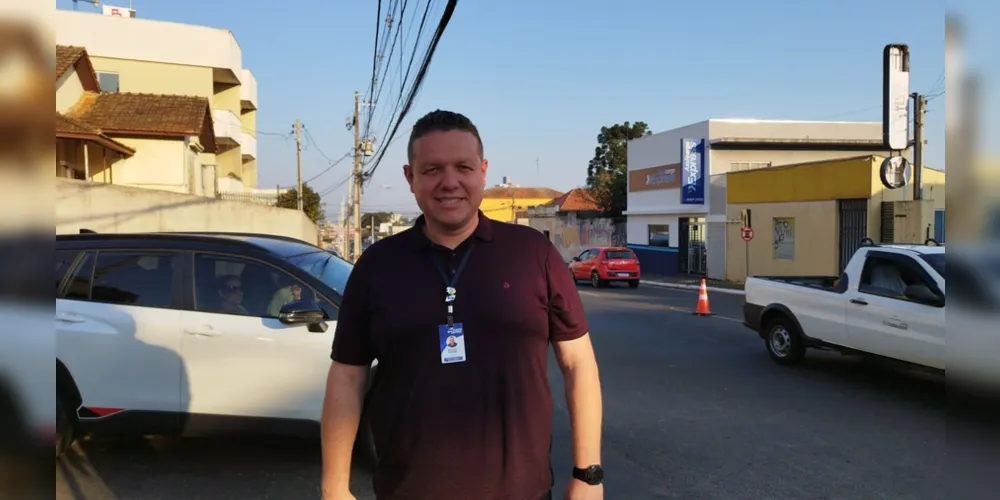 Eduardo Marques explica os trabalhos de pavimentação que ocorrem em Ponta Grossa