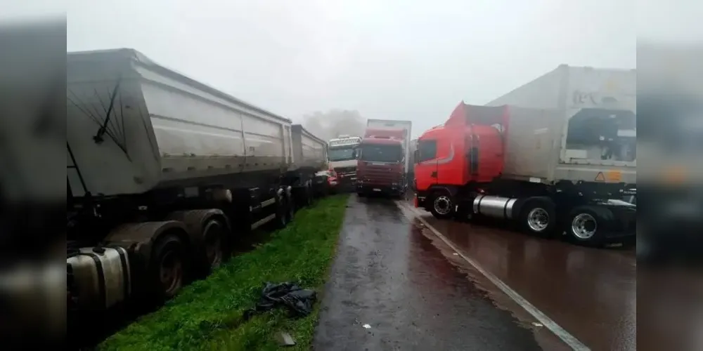 O acidente aconteceu no km 136 da rodovia, no sentido ao interior do Paraná