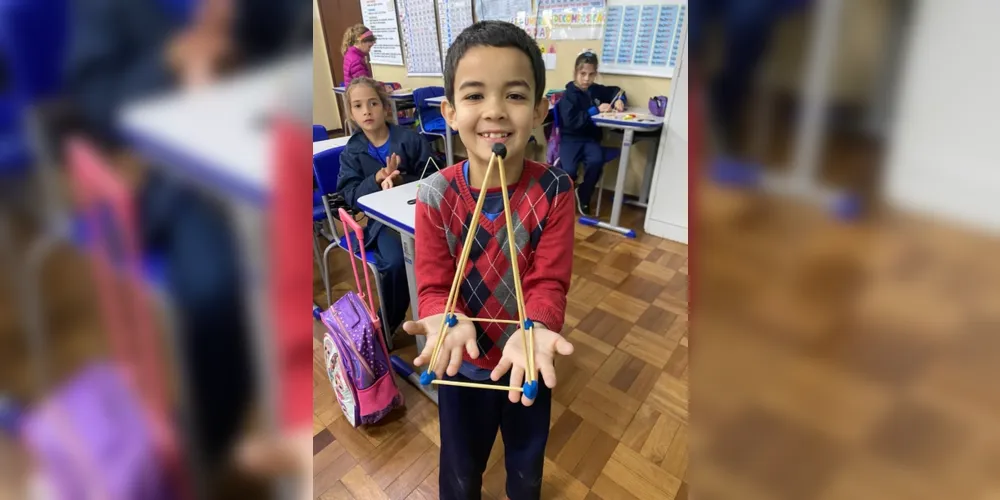 Os alunos realizaram atividades práticas com o objetivo de perceberem que as figuras geométricas estão presentes em diversos objetos do cotidiano